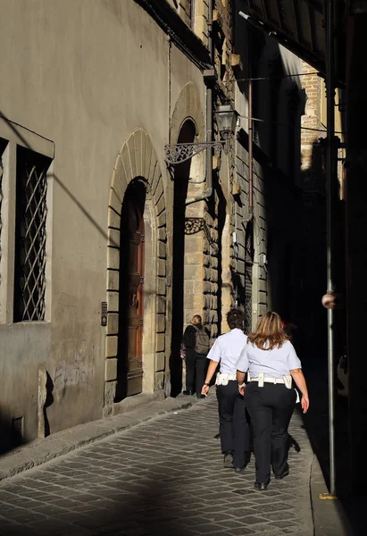 Florence Italië September 2017 Vrouwelijke Politieagenten Wandeling Door Een Historische — Stockfoto