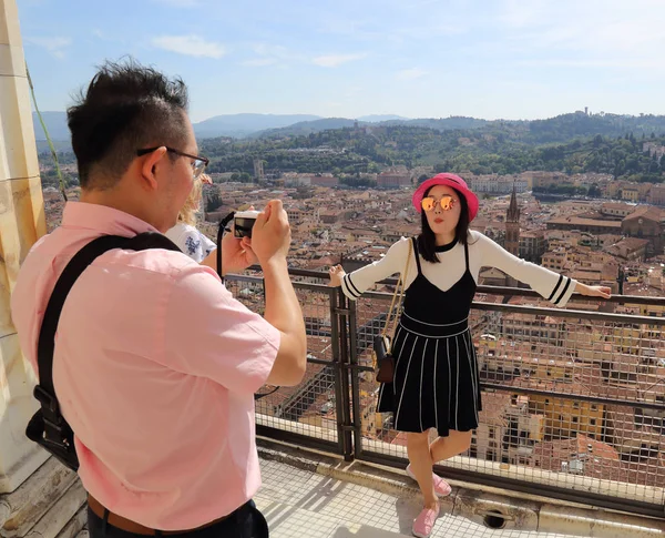フィレンツェ イタリア 2017 アジア観光客は 2017 日にイタリア フィレンツェの大聖堂のドームの写真を撮る — ストック写真