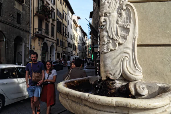 Florence Italië September 2017 Toeristische Paar Wandeling Langs Een Fontein — Stockfoto
