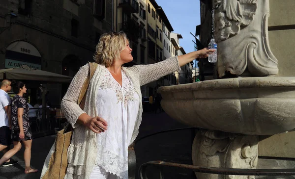 Florença Itália Setembro 2017 Turista Enche Uma Garrafa Plástico Com — Fotografia de Stock