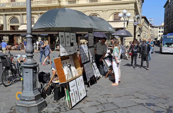 Florens Italien September 2017 Turister Shopping Souvenir Stall Med Målningar — Stockfoto