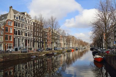 Tarihi evleri ve teknelerle Amsterdam, Hollanda kışın su ile kanal