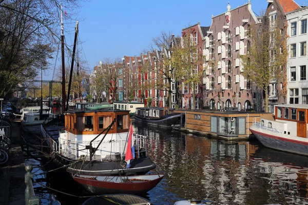 Amsterdam Hollanda Tarihi Evleriyle Bir Kanalda Tekne Yalan — Stok fotoğraf