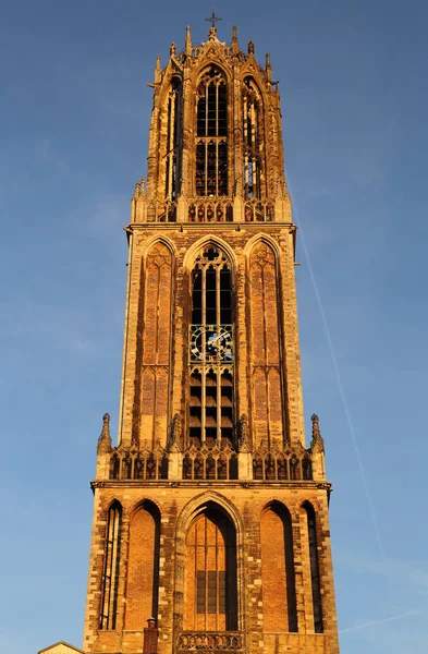 太陽の光に照らされたオランダ ユトレヒトのドム塔 — ストック写真