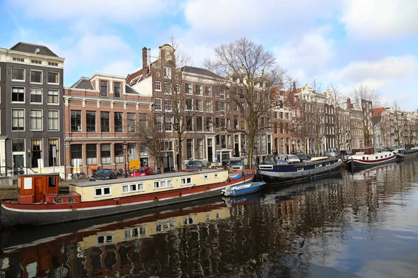 Casas Flotantes Reflejos Agua Canal Amsterdam Holanda —  Fotos de Stock