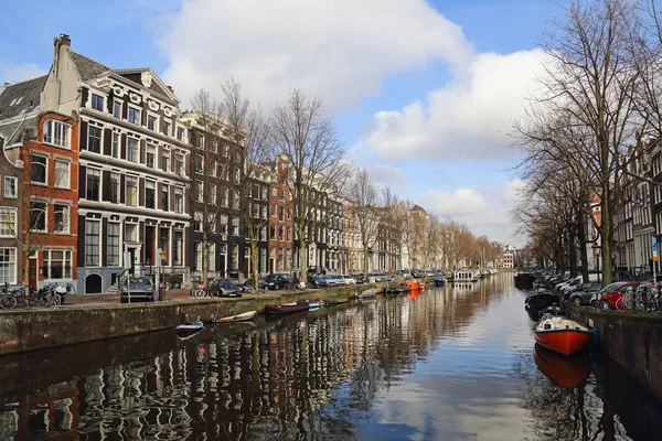 Canal Con Casas Históricas Barcos Agua Amsterdam Holanda Invierno — Foto de Stock