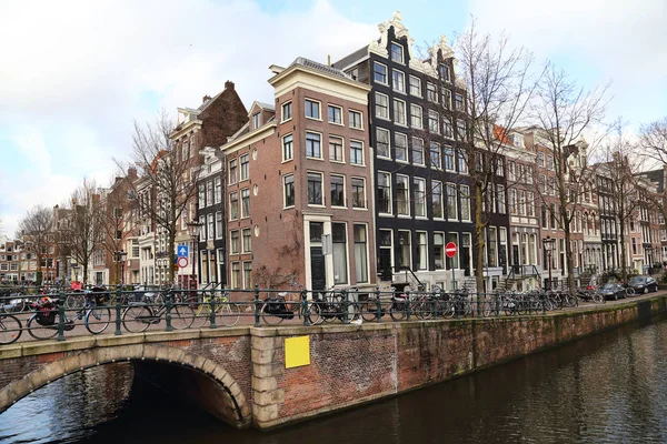 Canal Ponte Histórica Amsterdam Holanda Com Bicicletas Estacionadas Carros Árvores — Fotografia de Stock