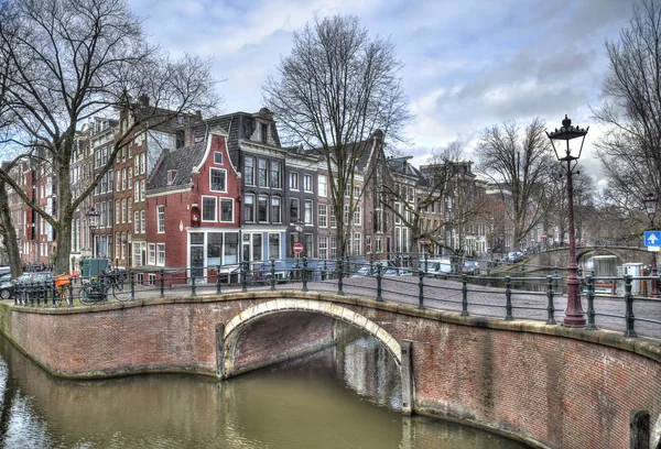 Canal Ponte Histórica Amsterdam Holanda Com Bicicletas Estacionadas Carros Árvores — Fotografia de Stock