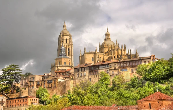 Katedralen Segovia Kullen Med Andra Byggnader Och Träd Spanien — Stockfoto