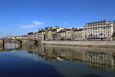 Florence, İtalya - 23 Eylül 2017: Arno Nehri boyunca tarihi binalar ve Floransa, İtalya üzerinde 23 Eylül 2017 Ponte Santa Trinita Köprüsü