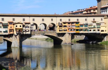 Floransa, İtalya - 23 Eylül 2017: Ponte Vecchio köprüsündeki turistler, 23 Eylül 2017 tarihinde İtalya 'nın Floransa kentinde Arno Nehri' nin karşısına geçtiler.