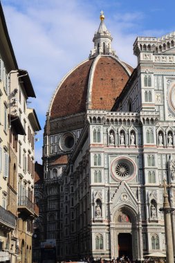 Florence, İtalya - 27 Eylül 2017: Turist Floransa, İtalya üzerinde 27 Eylül 2017 ünlü katedral kubbe üzerine