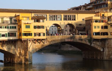 Florence, İtalya - 27 Eylül 2017: Turist Ponte Vecchio Köprüsü'nde nehre Arno Floransa, İtalya üzerinde 27 Eylül 2017 arasında
