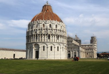 Pisa, İtalya - 28 Eylül 2017: Turist yürüyüş ünlü Baptistry:, Katedral ve Pisa Kulesi, İtalya üzerinde 28 Eylül 2017 arasında