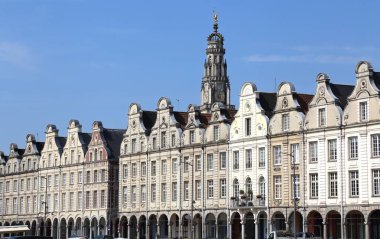 Evler ve Arras, Fransa Grand Place üzerinde Katedral Kulesi tarihi gables