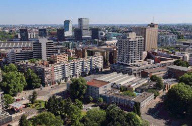 Lille, Fransa Cityscape modern Apartmanlar ve office ile Belediye binasının çan kulesinden olarak görüldü kuleleri