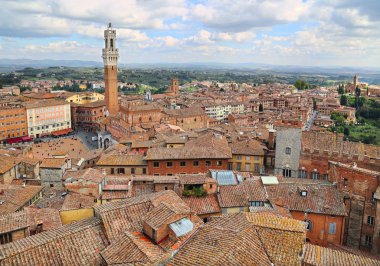 Siena, İtalya - 26 Eylül 2017: Cityscape Siena ile Piazza del Campo Siena, İtalya üzerinde 26 Eylül 2017 soldaki belediye binasına Kulesi