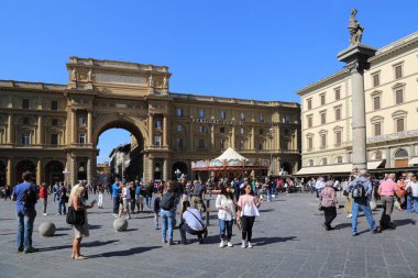 Florence, İtalya - 30 Eylül 2017: Piazza della Republica kare 2017 Floransa, İtalya tarihinde Eylül 39, turist