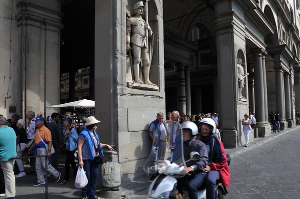 Florence Italie Septembre 2017 Touristes Couple Scooter Devant Galerie Des — Photo