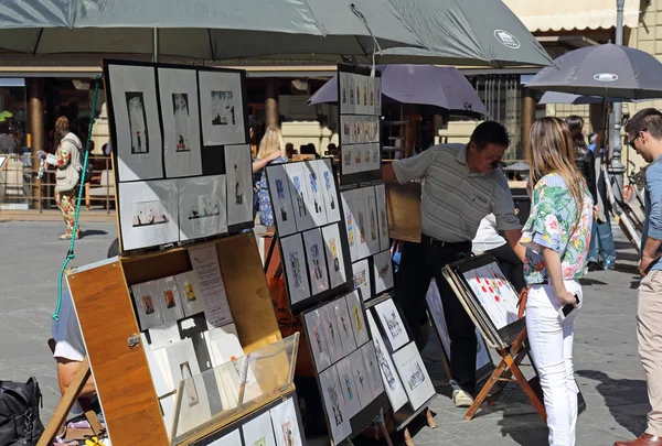 意大利佛罗伦萨 2017年9月30日 游客购物在一个纪念品摊位与绘画在意大利佛罗伦萨 2017年9月39日 — 图库照片