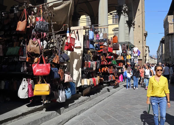 2017 日にイタリアのフィレンツェで革のハンドバッグ ショップを過ぎて歩いてフィレンツェ イタリア 2017 — ストック写真