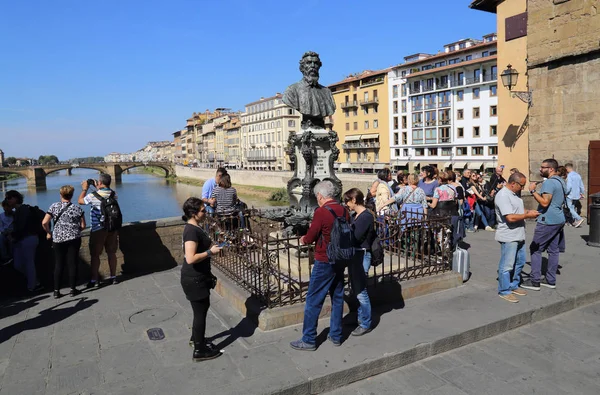 意大利佛罗伦萨 2017年9月30日 游客站在切利尼切利尼的历史雕像周围 位于意大利佛罗伦萨的旧大桥上 2017年9月39日 — 图库照片