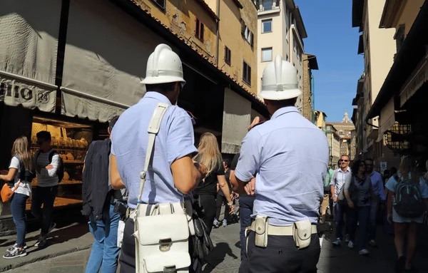 Florens Italien September 2017 Två Poliser Och Turister Shopping Souvenirbutiker — Stockfoto