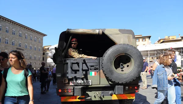 2017 日にイタリア フィレンツェのシニョーリア広場にテロとフィレンツェ イタリア 2017 軍の兵士パトロール — ストック写真