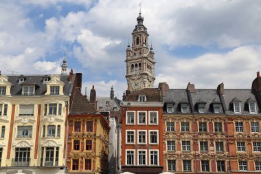 Tarihi binalar ve saat kulesi üzerinde Place du General de Gaulle Lille, Fransa