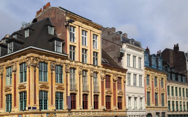 Tarihi binalar üzerinde Place du General de Gaulle Lille, Fransa