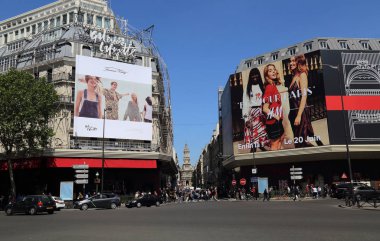 Paris, Fransa - 11 Mayıs 2018: Büyük reklam panoları ve trafik Rue la Fayette sokak Paris, Fransa'da üzerinde 11 Mayıs 2018