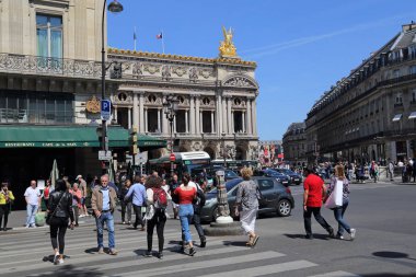Paris, Fransa - 11 Mayıs 2018: insanlar Opera Paris, Fransa'da 11 Mayıs 2018 üzerinde bina önünde yol geçiş