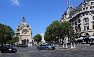 Paris, Fransa - 11 Mayıs 2018: Rating arabalar ve Paris, Fransa üzerinde 11 Mayıs 2018 yer Saint-Augustin meydanında Kilisesi