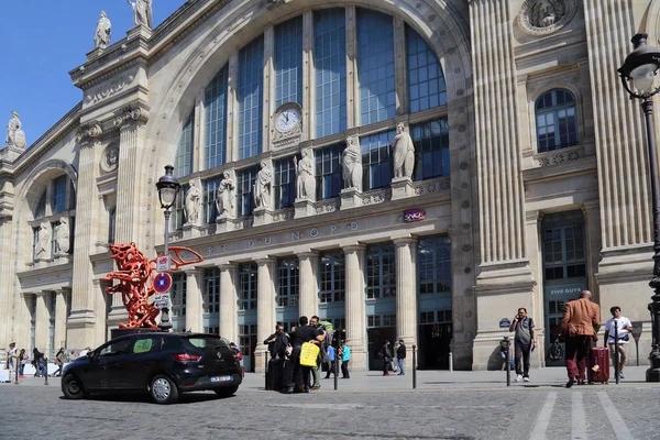 2018 日にフランスのパリで Gare Nord 駅で荷物を持つパリ フランス 2018 — ストック写真