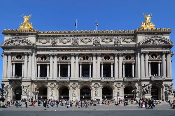 Paris Frankrike Maj 2018 Människor Framför Operan Byggnad Paris Maj — Stockfoto