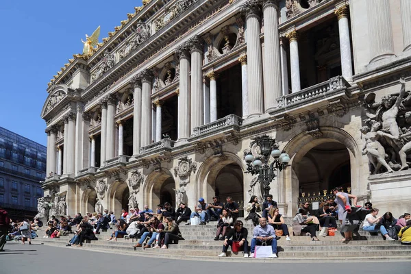 Paris Frankreich Mai 2018 Menschen Auf Den Stufen Des Opernhauses — Stockfoto