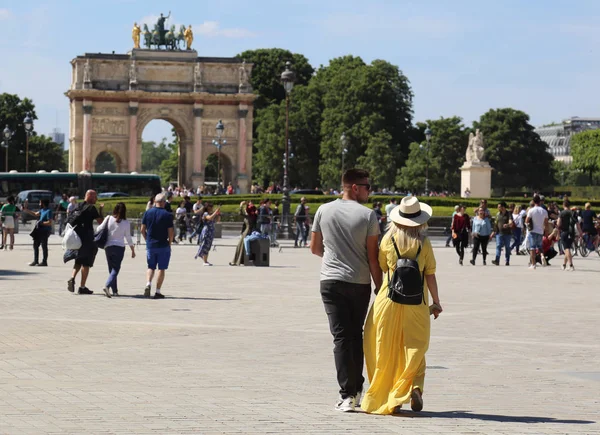 2018年5月11日 巴黎卢浮宫博物馆外的情侣和其他游客 2018年5月11日 — 图库照片