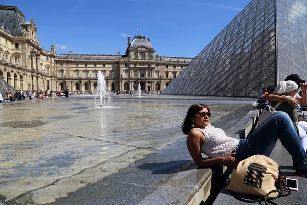 Paris Frankrike Maj 2018 Turister Sitta Vid Fontänen Louvren Paris — Stockfoto