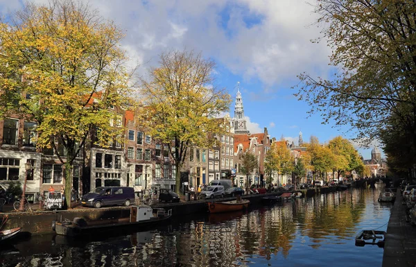 Amsterdam Nederländerna November 2016 Man Vandrar Längs Kanal Med Höstträd — Stockfoto