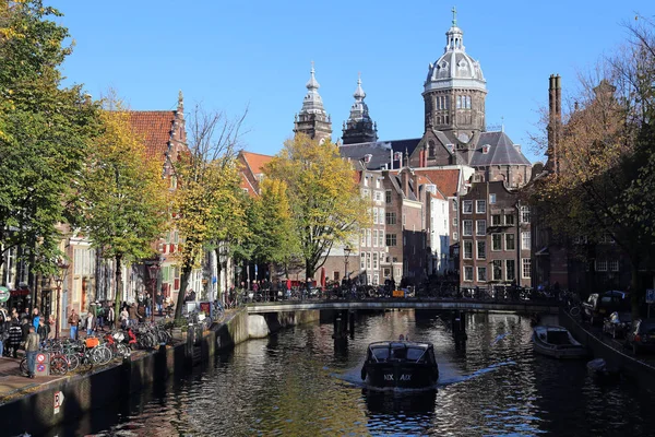 は秋の木々 とボート帆によって 2016 日にオランダ アムステルダムの運河に沿って歩くアムステルダム オランダ 2016 — ストック写真