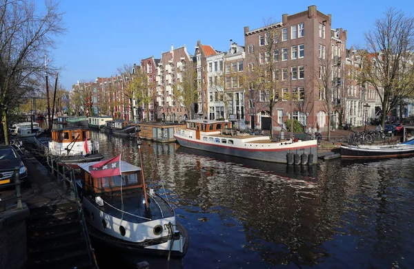 Barcos Encontram Canal Com Casas Históricas Amsterdã Holanda — Fotografia de Stock