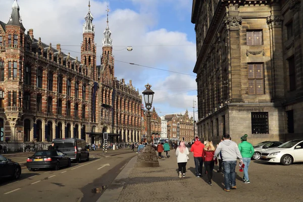 Амстердам Голландия Февраля 2017 Года Туристы Прогуливаются Возле Дворца Торгового — стоковое фото