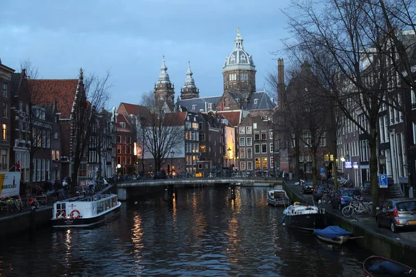 Амстердам Голландия Февраля 2017 Года Церковные Исторические Дома Вдоль Канала — стоковое фото