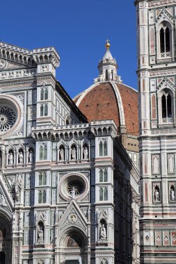 Florence, İtalya - 23 Eylül 2017: Turist Floransa, İtalya 23 Eylül 2017 üzerinde ünlü katedral kubbe üzerine