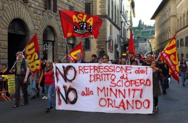 Florence, İtalya - 23 Eylül 2017: sol kanat Protestocular Mart ayında Floransa, İtalya'nın tarihi bölümünde bir gösteri üstünde 23 Eylül 2017