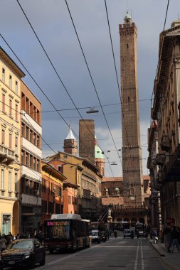 Bologna, İtalya - 25 Eylül 2017: Rating otobüs ve otomobil ve Bologna, İtalya için iki ortaçağ kuleli Rizzoli ile cadde boyunca 25 Eylül 201 üzerinde yürüyen insanlar