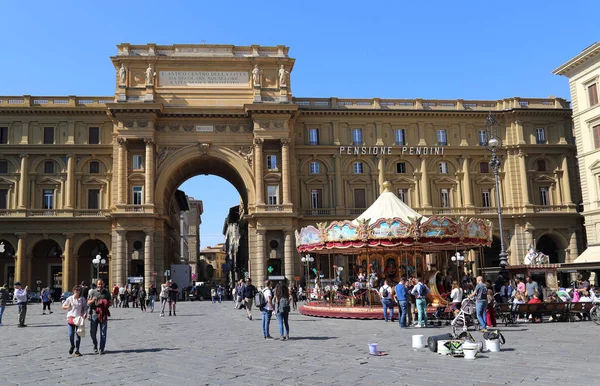 Florence, İtalya - 30 Eylül 2017: Turist ve caroussel meydanında Piazza della Republica Floransa, İtalya tarihinde Eylül 39, 2017