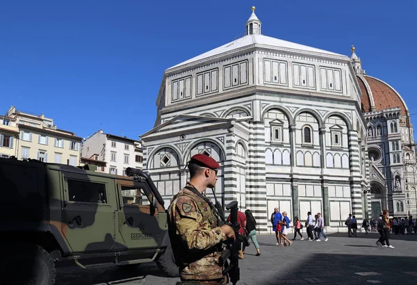 2017 日にフィレンツェ イタリアの有名な大聖堂の前にフィレンツェ イタリア 2017 兵士および軍車両 — ストック写真