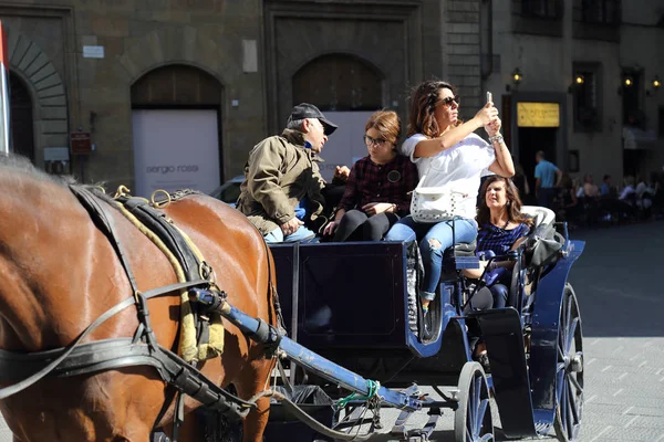 Florença Itália Setembro 2017 Turistas Uma Excursão Carroça Puxada Cavalo — Fotografia de Stock