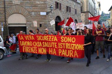 Florence, İtalya - 23 Eylül 2017: sol kanat Protestocular Mart ayında Floransa, İtalya'nın tarihi bölümünde bir gösteri üstünde 23 Eylül 2017